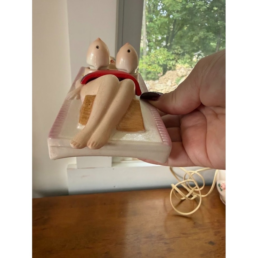 Vintage 80s Novelty Ceramic Beach Babe Boobie Salt n Pepper Shaker Japan - VIDEO - Picture 17 of 17